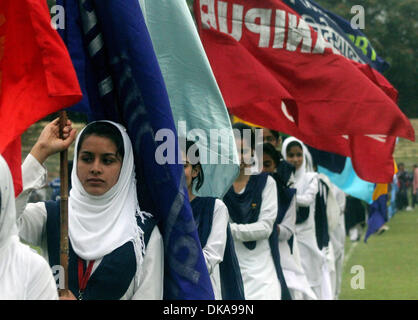 Septembre 15, 2011 - Srinagar, au Cachemire, en Inde, les étudiants musulmans du Cachemire - prendre part à une cérémonie avant un match de football au cours de la 57e Jeux de l'École nationale à Srinagar. Les cinq jours de temps 57e École Nationale de Football Jeux Garçons U17 est organisé par le ministère des Services à la Jeunesse et Sports (ETJ) sous l'égide de la Fédération des Jeux de l'École de l'Inde. Pas moins de 25 équipes comprenant Banque D'Images