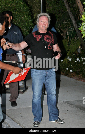 Joey Kramer, signe des autographes pour les fans que lui et son épouse Linda Pappan sortir pour dîner ensemble à Los Angeles Los Angeles Banque D'Images