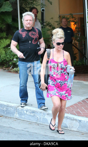 Joey Kramer, signe des autographes pour les fans que lui et son épouse Linda Pappan sortir pour dîner ensemble à Los Angeles Los Angeles Banque D'Images