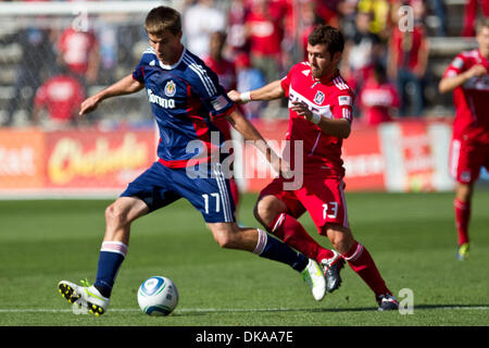 17 septembre 2011 - Bridgeview, Illinois, États-Unis - Chivas USA Avant Justin Braun (17) et d'incendie de Chicago defender Gonzalo Segares (13) Bataille pour la balle durant le premier semestre de l'action entre le jeu MLS Chicago Fire et Chivas USA au Toyota Park de Bridgeview, IL. A la mi-temps le le feu conduit Chivas USA 2-0. (Crédit Image : © Geoffrey Siehr/ZUMAPRESS.com) Southcreek/mondial Banque D'Images