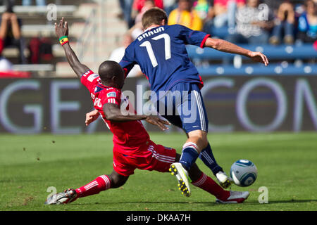 17 septembre 2011 - Bridgeview, Illinois, États-Unis - Chicago Fire en avant Dominic Oduro (8) et Chivas USA Avant Justin Braun (17) Bataille pour la balle durant le premier semestre de l'action entre le jeu MLS Chicago Fire et Chivas USA au Toyota Park de Bridgeview, IL. A la mi-temps le le feu conduit Chivas USA 2-0. (Crédit Image : © Geoffrey Siehr/ZUMAPRESS.com) Southcreek/mondial Banque D'Images