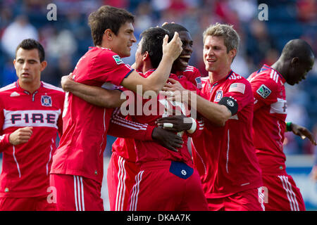 17 septembre 2011 - Bridgeview, Illinois, États-Unis - Chicago Fire terrain Pavel Pardo (17) est félicité par ses coéquipiers après avoir marqué le deuxième but du jeu au cours de premier semestre de l'action entre le jeu MLS Chicago Fire et Chivas USA au Toyota Park de Bridgeview, IL. A la mi-temps le le feu conduit Chivas USA 2-0. (Crédit Image : © Geoffrey Siehr/ZUMAPRESS.com) Southcreek/mondial Banque D'Images