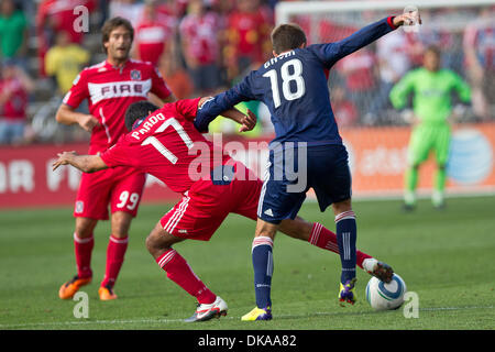 17 septembre 2011 - Bridgeview, Illinois, États-Unis - Chicago Fire terrain Pavel Pardo (17) et le milieu de Chivas USA Blair Gavin (18) Bataille pour la balle que Chicago Fire en avant Diego Chaves (99) ressemble à l'action pendant la seconde moitié du jeu entre la MLS Chicago Fire et Chivas USA au Toyota Park de Bridgeview, IL. Le Chicago Fire défait Chivas USA 3-2. (Crédit Image : © Geoffrey Banque D'Images