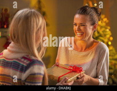 Deux copines l'échange des cadeaux de Noël Banque D'Images