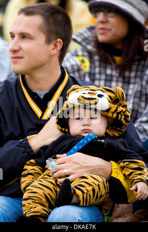 17 septembre 2011 - Columbia, Missouri, États-Unis - Jeunes Mizzou fan lors d'un jeu entre l'Université du Missouri et de l'ouest de l'Illinois. Le jeu a été joué sur Faurot Field au Memorial Stadium sur le campus de l'Université du Missouri à Columbia (Missouri). Le Missouri Tigers défait le Western Illinois 69-0. (Crédit Image : © Jimmy Simmons/ZUMAPRESS.com) Southcreek/mondial Banque D'Images