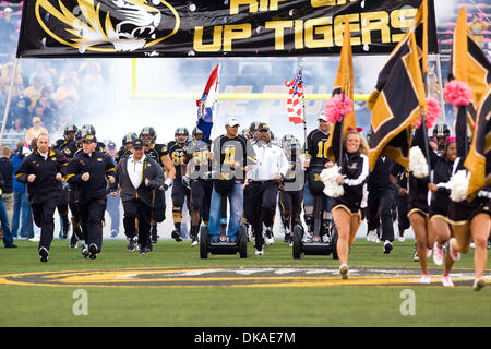 17 septembre 2011 - Columbia, Missouri, États-Unis - Mobilité des soldats américains dirige l'équipe sur le terrain. Le jeu a été joué sur Faurot Field au Memorial Stadium sur le campus de l'Université du Missouri à Columbia (Missouri). Le Missouri Tigers défait le Western Illinois 69-0. (Crédit Image : © Jimmy Simmons/ZUMAPRESS.com) Southcreek/mondial Banque D'Images