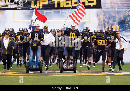 17 septembre 2011 - Columbia, Missouri, États-Unis - Mobilité des soldats américains dirige l'équipe sur le terrain. Le jeu a été joué sur Faurot Field au Memorial Stadium sur le campus de l'Université du Missouri à Columbia (Missouri). Le Missouri Tigers défait le Western Illinois 69-0. (Crédit Image : © Jimmy Simmons/ZUMAPRESS.com) Southcreek/mondial Banque D'Images