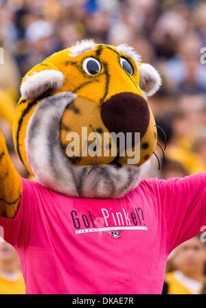 17 septembre 2011 - Columbia, Missouri, États-Unis - Mascot Truman le tigre lors d'un match entre l'Université du Missouri et de l'ouest de l'Illinois. Le jeu a été joué sur Faurot Field au Memorial Stadium sur le campus de l'Université du Missouri à Columbia (Missouri). Le Missouri Tigers défait le Western Illinois 69-0. (Crédit Image : © Jimmy Simmons/ZUMAPRESS.com) Southcreek/mondial Banque D'Images