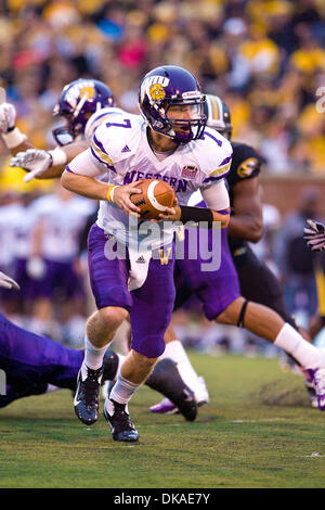 17 septembre 2011 - Columbia, Missouri, États-Unis - Western Illinois Leathernecks quarterback Josh Hudson (7) lors d'un match entre l'Université du Missouri et de l'ouest de l'Illinois. Le jeu a été joué sur Faurot Field au Memorial Stadium sur le campus de l'Université du Missouri à Columbia (Missouri). Le Missouri Tigers défait le Western Illinois 69-0. (Crédit Image : © Jimmy Simmons/Sout Banque D'Images