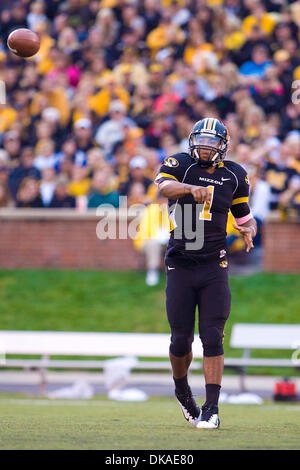 17 septembre 2011 - Columbia, Missouri, États-Unis - Missouri Tigers quarterback James Franklin (1) lors d'un match entre l'Université du Missouri et de l'ouest de l'Illinois. Le jeu a été joué sur Faurot Field au Memorial Stadium sur le campus de l'Université du Missouri à Columbia (Missouri). Le Missouri Tigers défait le Western Illinois 69-0. (Crédit Image : © Jimmy Simmons/Southcreek Glob Banque D'Images