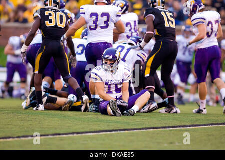 17 septembre 2011 - Columbia, Missouri, États-Unis - .Western Illinois Leathernecks wide receiver Myers Hendrickson (16) vers le bas sur le gazon après le jeu est terminé. Le jeu a été joué sur Faurot Field au Memorial Stadium sur le campus de l'Université du Missouri à Columbia (Missouri). Le Missouri Tigers défait le Western Illinois 69-0. (Crédit Image : © Jimmy Simmons/ZUMAPRES Southcreek/mondial Banque D'Images