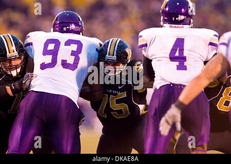 17 septembre 2011 - Columbia, Missouri, États-Unis - Missouri Tigers juge de ligne offensive Jack Meiners (75) blocs Western Illinois la défense pendant un match entre l'Université du Missouri et de l'ouest de l'Illinois. Le jeu a été joué sur Faurot Field au Memorial Stadium sur le campus de l'Université du Missouri à Columbia (Missouri). Le Missouri Tigers défait le Western Illinois 69-0. (Crédit Banque D'Images