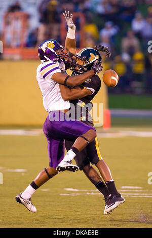 17 septembre 2011 - Columbia, Missouri, États-Unis - Western Illinois Leathernecks récepteur large châtaignier Charles (2) sur la gauche et de la Missouri Tigers coffre Matt White (17) lors d'un match entre l'Université du Missouri et de l'ouest de l'Illinois. Le jeu a été joué sur Faurot Field au Memorial Stadium sur le campus de l'Université du Missouri à Columbia (Missouri). Le Missouri Tigers défait les Nous Banque D'Images