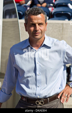 17 septembre 2011 - Bridgeview, Illinois, États-Unis - Chicago Fire Head Coach Frank Klopas avant le début de la MLS match entre les Chicago Fire et Chivas USA au Toyota Park de Bridgeview, IL. Le Chicago Fire défait Chivas USA 3-2. (Crédit Image : © Geoffrey Siehr/ZUMAPRESS.com) Southcreek/mondial Banque D'Images