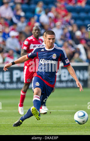 17 septembre 2011 - Bridgeview, Illinois, États-Unis - Chivas USA defender Zarek Valentin (20) envoie le ballon de l'avant lors de la MLS match entre les Chicago Fire et Chivas USA au Toyota Park de Bridgeview, IL. Le Chicago Fire défait Chivas USA 3-2. (Crédit Image : © Geoffrey Siehr/ZUMAPRESS.com) Southcreek/mondial Banque D'Images