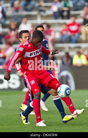 17 septembre 2011 - Bridgeview, Illinois, États-Unis - Chicago Fire defender Jalil Anibaba (6) détient au large un défenseur pendant le jeu entre la MLS Chicago Fire et Chivas USA au Toyota Park de Bridgeview, IL. Le Chicago Fire défait Chivas USA 3-2. (Crédit Image : © Geoffrey Siehr/ZUMAPRESS.com) Southcreek/mondial Banque D'Images