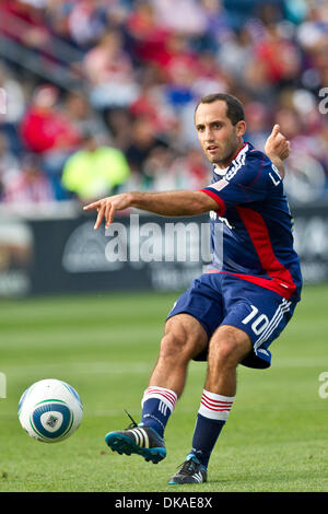 17 septembre 2011 - Bridgeview, Illinois, États-Unis - Chivas USA terrain Nick LaBrocca (10) joue le ballon sur le terrain pendant le match entre MLS Chicago Fire et Chivas USA au Toyota Park de Bridgeview, IL. Le Chicago Fire défait Chivas USA 3-2. (Crédit Image : © Geoffrey Siehr/ZUMAPRESS.com) Southcreek/mondial Banque D'Images