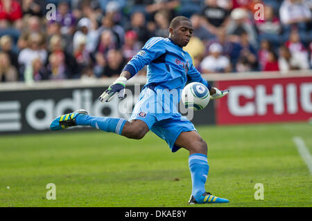 17 septembre 2011 - Bridgeview, Illinois, États-Unis - Chicago Fire le gardien Sean Johnson (25) joue le ballon sur le terrain pendant le match entre MLS Chicago Fire et Chivas USA au Toyota Park de Bridgeview, IL. Le Chicago Fire défait Chivas USA 3-2. (Crédit Image : © Geoffrey Siehr/ZUMAPRESS.com) Southcreek/mondial Banque D'Images