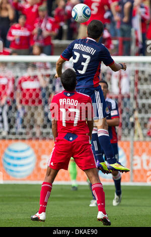 17 septembre 2011 - Bridgeview, Illinois, États-Unis - Chivas USA avant Marcos Mondaini (23) passe par le milieu de l'incendie de Chicago Pavel Pardo (17) pour un en-tête pendant le match entre le MLS Chicago Fire et Chivas USA au Toyota Park de Bridgeview, IL. Le Chicago Fire défait Chivas USA 3-2. (Crédit Image : © Geoffrey Siehr/ZUMAPRESS.com) Southcreek/mondial Banque D'Images