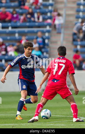 17 septembre 2011 - Bridgeview, Illinois, États-Unis - Chivas USA avant Juan Pablo Angel (9) dribble le ballon comme le milieu de l'incendie de Chicago Pavel Pardo (17) défend pendant le jeu entre la MLS Chicago Fire et Chivas USA au Toyota Park de Bridgeview, IL. Le Chicago Fire défait Chivas USA 3-2. (Crédit Image : © Geoffrey Siehr/ZUMAPRESS.com) Southcreek/mondial Banque D'Images