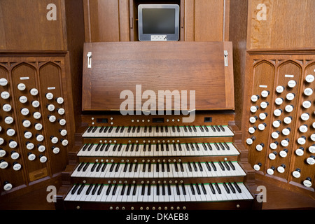 Console pour l'orgue à tuyaux dans l'abbaye de Bath, Bath, Somerset. Banque D'Images