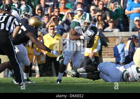 17 septembre 2011 - South Bend, Indiana, États-Unis - Michigan State Spartans running back Edwin Baker (4) exécute la balle contre le Notre Dame Fighting Irish au stade Notre-dame. Notre Dame de l'État du Michigan défait 31-13. (Crédit Image : © Rey Del Rio/ZUMAPRESS.com) Southcreek/mondial Banque D'Images