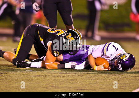 17 septembre 2011 - Columbia, Missouri, États-Unis - Western Illinois Leathernecks quarterback Josh Hudson (7) est mise à sac par le Missouri Tigers joueur de ligne défensive Brayden Burnett (55) lors d'un match entre l'Université du Missouri et de l'ouest de l'Illinois. Le jeu a été joué sur Faurot Field au Memorial Stadium sur le campus de l'Université du Missouri à Columbia (Missouri). Missouri Tigers défaite Banque D'Images