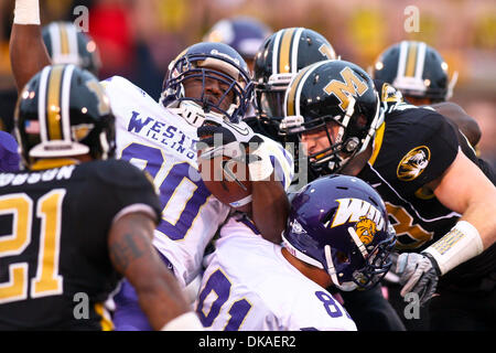 17 septembre 2011 - Columbia, Missouri, États-Unis - Western Illinois Leathernecks running back Larry Patterson (20) est abordé par un hôte du Missouri Tigers lors d'un match entre l'Université du Missouri et de l'ouest de l'Illinois. Le jeu a été joué sur Faurot Field au Memorial Stadium sur le campus de l'Université du Missouri à Columbia (Missouri). Missouri Tigers défait Western Illinois Le Banque D'Images