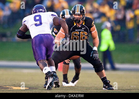 17 septembre 2011 - Columbia, Missouri, États-Unis - Missouri Tigers juge de ligne offensive Austin Wuebbels (66) et de l'ouest de l'Illinois Leathernecks joueur défensif Ryan Demming (9) en action lors d'un match entre l'Université du Missouri et de l'ouest de l'Illinois. Le jeu a été joué sur Faurot Field au Memorial Stadium sur le campus de l'Université du Missouri à Columbia (Missouri). Tige du Missouri Banque D'Images