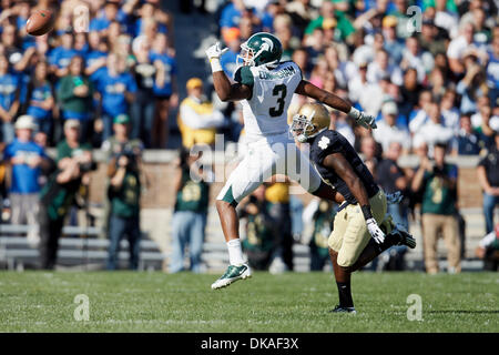 17 septembre 2011 - South Bend, Indiana, États-Unis - Michigan State wide receiver B.J. Cunningham (# 3) tentative de saut de la réception de la passe en action au cours de NCAA football match entre Notre Dame et Michigan State. La Cathédrale Notre Dame Fighting Irish défait les Michigan State Spartans 31-13 en match au stade Notre-dame à South Bend, Indiana. (Crédit Image : © John Mersits/Global Southcreek Banque D'Images