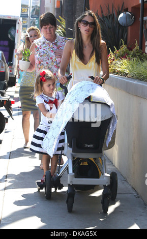 Alessandra Ambrosio dans West Hollywood avec sa fille Anja Los Angeles, Californie - 19.09.12 Banque D'Images