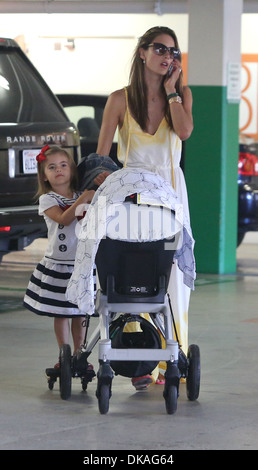 Alessandra Ambrosio dans West Hollywood avec sa fille Anja Los Angeles, Californie - 19.09.12 Banque D'Images