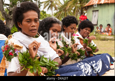 Un meke, comme les danseurs de tous les trois villages de l'île tropicale de Fulaga adieu les plongeurs qui ont été plongée en bêche de mer (concombre de mer). Les Fidji Banque D'Images