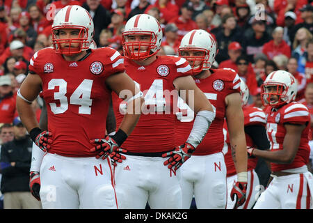 17 septembre 2011 - Lincoln, Nebraska, États-Unis - Colorado défensive fin Cameron Meredith (34), la défense s'attaquer Jared Crick (94), s'attaquer à Baker Steinkuhler (55) et Ciante évoluait Evans (17) Cherchez le signal de défense à l'audience. Le Nebraska a défait Washington 51-38 dans un match joué au Memorial Stadium à Lincoln, Nebraska. (Crédit Image : © Steven Branscombe/ZUMAp Southcreek/mondial Banque D'Images