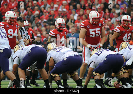 17 septembre 2011 - Lincoln, Nebraska, États-Unis - se préparer à la snap sont Nebraska attaquer défensif Jared Crick (94), le secondeur Lavonte David (4), s'attaquer à Baker Steinkuhler (55), et le secondeur Sean Fisher (42). Le Nebraska a défait Washington 51-38 dans un match joué au Memorial Stadium à Lincoln, Nebraska. (Crédit Image : © Steven Branscombe/ZUMApress.com) Southcreek/mondial Banque D'Images