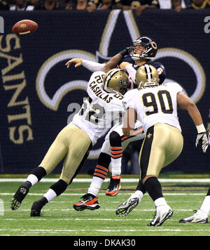 Sept 18, 2011 - La Nouvelle Orléans, Louisiane, États-Unis - Chicago Bears quarterback JAY CUTLER est pris en bas par New Orleans Saints JONATHAN CASILLAS (à gauche) et TURK MCBRIDE (à droite) lors d'un match de saison régulière à la Nouvelle-Orléans. Les Saints laisse la porte à la moitié. (Crédit Image : © Dan Anderson/ZUMAPRESS.com) Banque D'Images