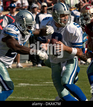 18 septembre 2011 - San Francisco, CA, USA - San Francisco 49ers vs Dallas Cowboys à Candlestick Park Dimanche, 18 septembre 2011. Le quart-arrière des Cowboys de Dallas Tony Romo (9) faux main à l'exécution retour DeMarco Murray (29)..Cowboys a gagné en prolongation 27-24 (crédit Image : © Al/ZUMAPRESS.com) Golub Banque D'Images