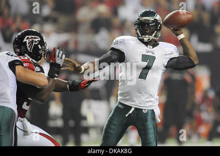 18 septembre 2011 - Atlanta, Géorgie, États-Unis - Philadelphia Eagles quarterback MICHAEL VICK (# 7) passe le ballon contre l'Atlanta Falcons au Georgia Dome. (Crédit Image : © Erik Lesser/ZUMAPRESS.com) Banque D'Images