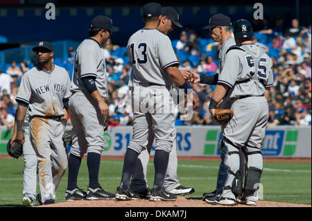 18 septembre 2011 - Toronto, Ontario, Canada - New York Yankees pitcher Freddy Garcia (36) Les mains sur la balle dans la 5e manche après avoir été relevé par New York Yankees gérant Joe Girardi. (Crédit Image : © Keith Hamilton/ZUMAPRESS.com) Southcreek/mondial Banque D'Images