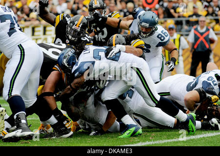 18 septembre 2011 - Pittsburgh, Pennsylvanie, États-Unis - Seattle Seahawks running back Marshawn Lynch (24) ne mène nulle part sur la course jouer au premier trimestre comme le Pittsburgh Steelers prendre sur les Seattle Seahawks de Heinz Field de Pittsburgh, PA...vaincre les Seahawks Steelers 24-0. (Crédit Image : © Dean Beattie/global/ZUMAPRESS.com) Southcreek Banque D'Images