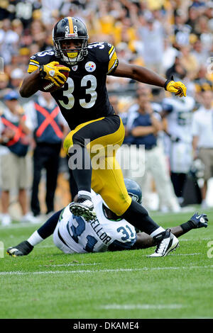 18 septembre 2011 - Pittsburgh, Pennsylvanie, États-Unis - Pittsburgh Steelers running back Isaac Redman (33) souffle par Seattle Seahawks strong safety Kam Chancellor (31) au cours du deuxième trimestre sur son chemin à la fin de la zone comme le Pittsburgh Steelers prendre sur les Seattle Seahawks de Heinz Field de Pittsburgh, PA...vaincre les Seahawks Steelers 24-0. (Crédit Image : © Dean Beattie/Southcreek Glo Banque D'Images