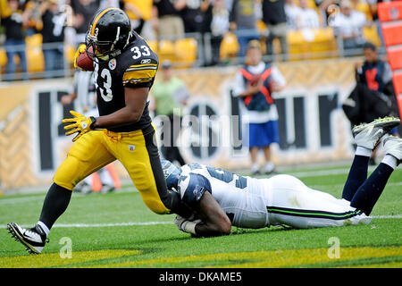 18 septembre 2011 - Pittsburgh, Pennsylvanie, États-Unis - Pittsburgh Steelers running back Isaac Redman (33 étapes) dans la zone des buts avec Seattle Seahawks défensive fin Anthony Hargrove (94) maintenant sur sa jambe pour une course de 20 verges au deuxième trimestre, le Pittsburgh Steelers prendre sur les Seattle Seahawks de Heinz Field de Pittsburgh, PA...vaincre les Seahawks Steelers 24-0. (Cre Banque D'Images