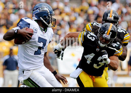 18 septembre 2011 - Pittsburgh, Pennsylvanie, États-Unis - Seattle Seahawks quarterback Tarvaris Jackson (7) tente de s'enlever du chemin de Pittsburgh Steelers strong safety Troy Polamalu (43), au troisième trimestre, la Pittsburgh Steelers prendre sur les Seattle Seahawks de Heinz Field de Pittsburgh, PA...vaincre les Seahawks Steelers 24-0. (Crédit Image : © Dean Beattie/Southcreek Global/Z Banque D'Images