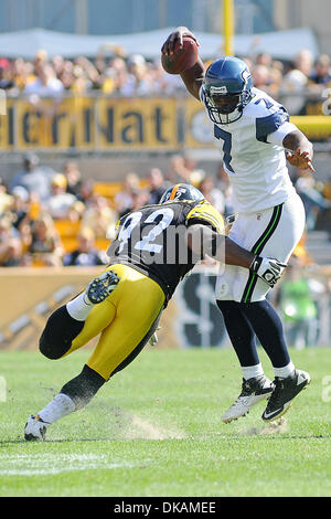 18 septembre 2011 - Pittsburgh, Pennsylvanie, États-Unis - Seattle Seahawks quarterback Tarvaris Jackson (7) est mise à sac par l'extérieur de Pittsburgh Steelers linebacker James Harrison (92) au quatrième trimestre, les Pittsburgh Steelers prendre sur les Seattle Seahawks de Heinz Field de Pittsburgh, PA...vaincre les Seahawks Steelers 24-0. (Crédit Image : © Dean Beattie/global/ZUMAPRESS.com) Southcreek Banque D'Images