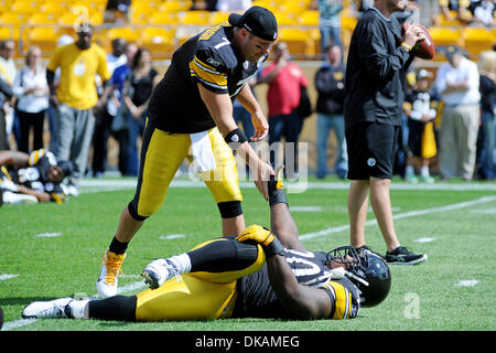 18 septembre 2011 - Pittsburgh, Pennsylvanie, États-Unis - Pittsburgh Steelers quarterback Ben Roethlisberger (7) entretiens avec Pittsburgh Steelers attaquer défensif Steve McLendon (90) tandis que les étirements avant le début du jeu comme le Pittsburgh Steelers prendre sur les Seattle Seahawks de Heinz Field de Pittsburgh, PA...vaincre les Seahawks Steelers 24-0. (Crédit Image : © Dean Beattie/Sud Banque D'Images