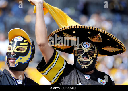 18 septembre 2011 - Pittsburgh, Pennsylvanie, États-Unis - Fans don leurs masques de catch thème Steelers avant le début du jeu comme le Pittsburgh Steelers prendre sur les Seattle Seahawks de Heinz Field de Pittsburgh, PA...vaincre les Seahawks Steelers 24-0. (Crédit Image : © Dean Beattie/global/ZUMAPRESS.com) Southcreek Banque D'Images