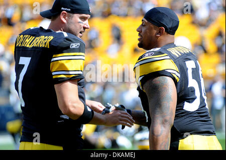 18 septembre 2011 - Pittsburgh, Pennsylvanie, États-Unis - Pittsburgh Steelers quarterback Ben Roethlisberger (7) et à l'extérieur de Pittsburgh Steelers linebacker LaMarr Woodley (56) souhaite à chacun d'autres chance avant le début du jeu comme le Pittsburgh Steelers prendre sur les Seattle Seahawks de Heinz Field de Pittsburgh, PA...vaincre les Seahawks Steelers 24-0. (Crédit Image : © Dean Beattie/Southcreek Banque D'Images