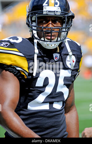 18 septembre 2011 - Pittsburgh, Pennsylvanie, États-Unis - Pittsburgh Steelers gratuitement coffre Ryan Clark (25) recherche dans les tribunes de l'écart que le Pittsburgh Steelers prendre sur les Seattle Seahawks de Heinz Field de Pittsburgh, PA...vaincre les Seahawks Steelers 24-0. (Crédit Image : © Dean Beattie/global/ZUMAPRESS.com) Southcreek Banque D'Images