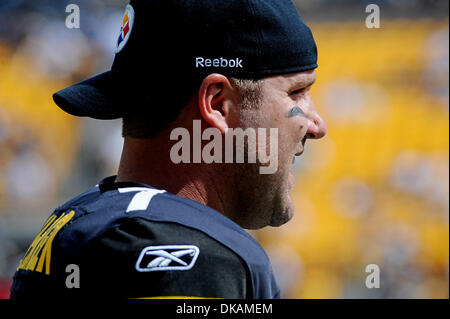 18 septembre 2011 - Pittsburgh, Pennsylvanie, États-Unis - Pittsburgh Steelers quarterback Ben Roethlisberger (7) sur la touche avant le début du jeu comme le Pittsburgh Steelers prendre sur les Seattle Seahawks de Heinz Field de Pittsburgh, PA...vaincre les Seahawks Steelers 24-0. (Crédit Image : © Dean Beattie/global/ZUMAPRESS.com) Southcreek Banque D'Images