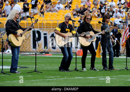 18 septembre 2011 - Pittsburgh, Pennsylvanie, États-Unis - Le groupe rock REO Speedwagon effectuée avant le début du jeu comme le Pittsburgh Steelers prendre sur les Seattle Seahawks de Heinz Field de Pittsburgh, PA...vaincre les Seahawks Steelers 24-0. (Crédit Image : © Dean Beattie/global/ZUMAPRESS.com) Southcreek Banque D'Images